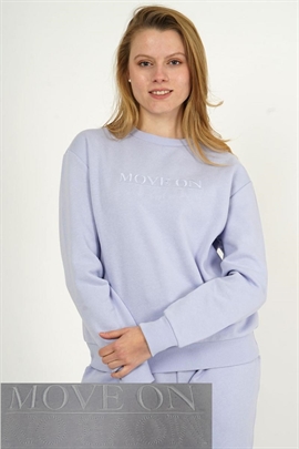 Hjemmedragt /Loungewear / hyggetøj fra MXO i lyseblå med  broderi på brystet til damer